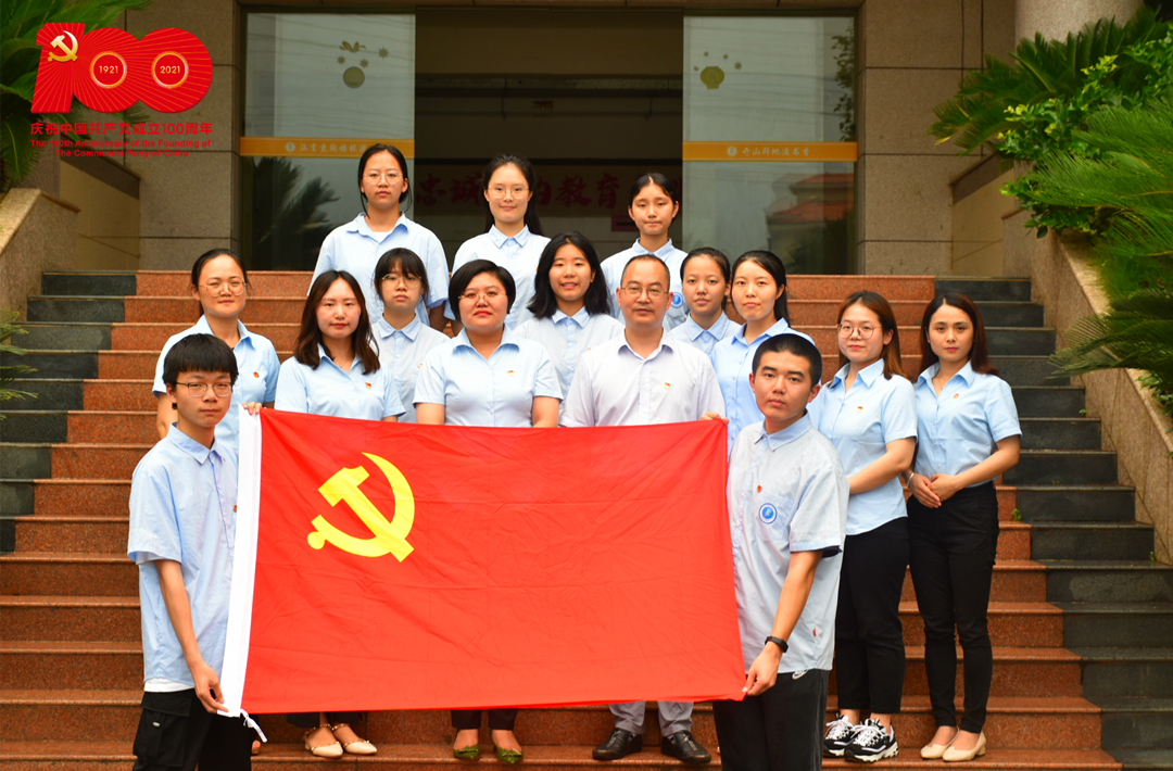 育山我和黨旗合影(1)_副本.jpg 育山我和黨旗合影(1)_副本.jpg